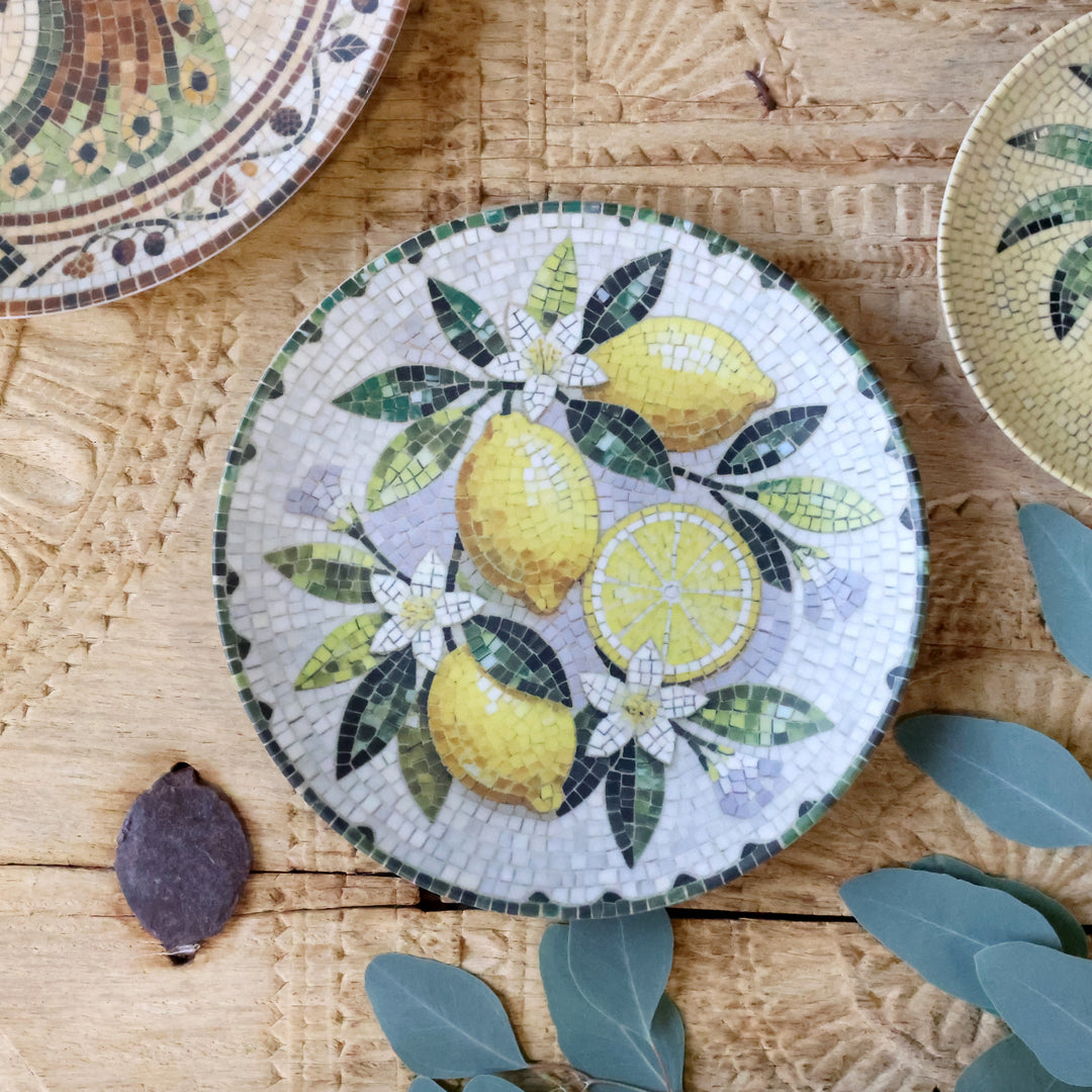 Rundes Chartres Tablett von Chic Antique in Melone und Creme mit Zitronenmotiv