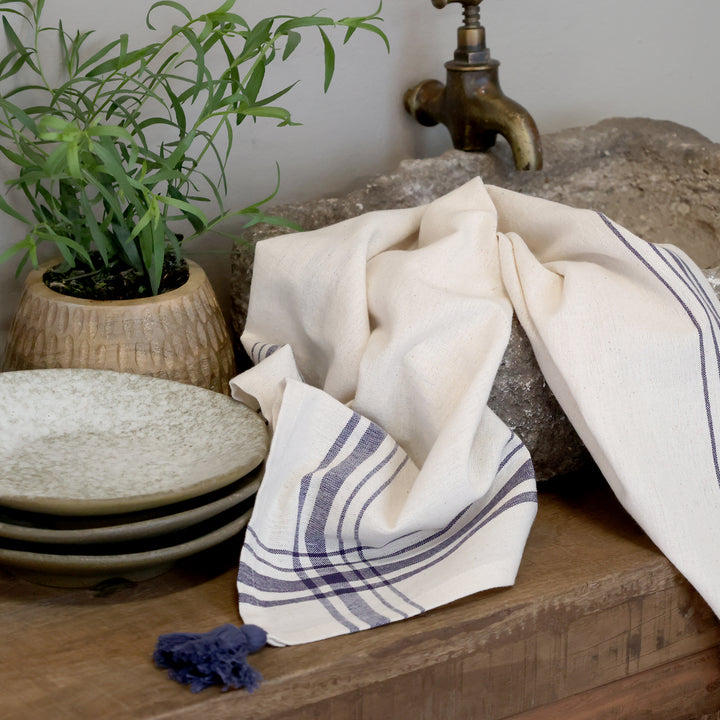 Detailaufnahme vom Chic Antique Aix Geschirrtuch mit Karomuster und Quaste in Ocean und Creme