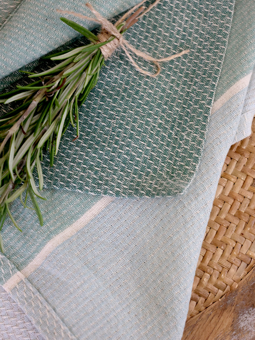 Detailaufnahme des Chic Antique Aix Geschirrtuchs in Verte und Sky Blue mit feiner Baumwollstruktur