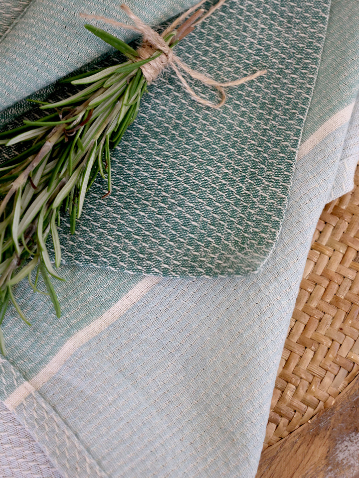 Detailaufnahme des Chic Antique Aix Geschirrtuchs in Verte und Sky Blue mit feiner Baumwollstruktur