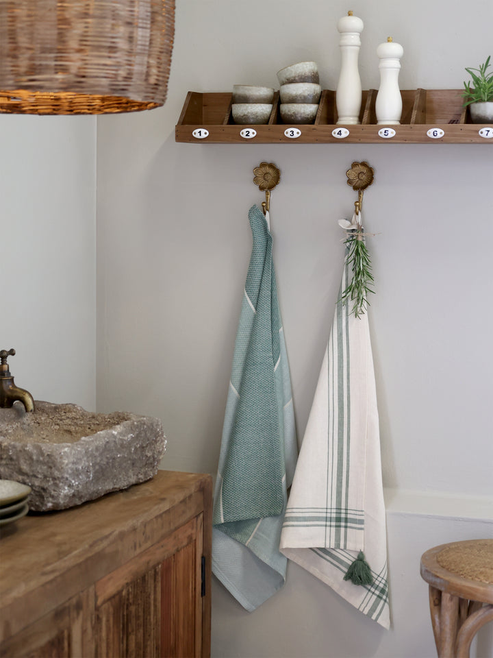 Chic Antique Aix Geschirrtücher in Verte und Sky Blue dekorativ in skandinavischer Landhausküche aufgehängt
