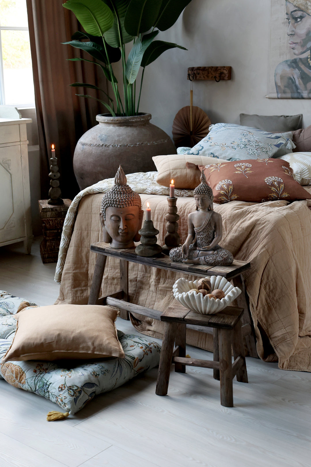 Chic Antique Aix Kissenbezug Honig aus Leinen dekoriert im warmen Boho Schlafzimmer mit natürlichen Erdtönen