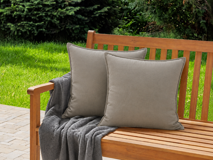 Chic Antique Aix Kissenbezug aus Leinen Eukalyptus 50x50 auf Holzbank im Garten mit gemütlicher Outdoor Stimmung