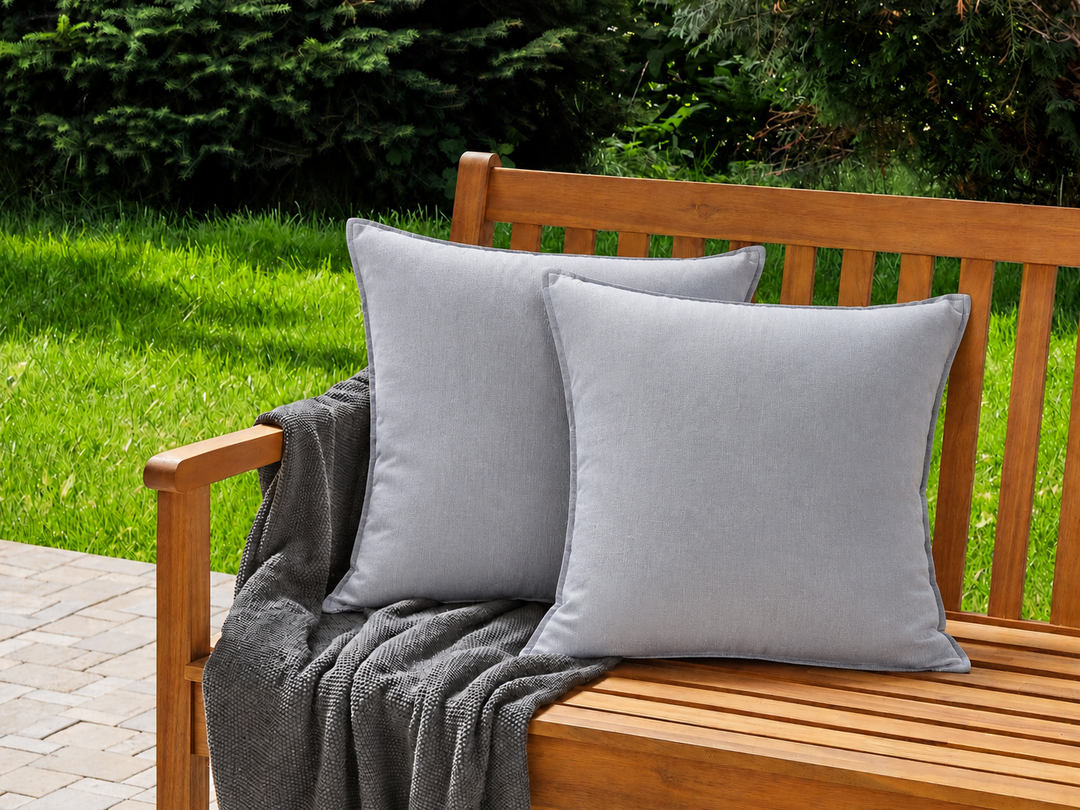 Chic Antique Aix Kissenbezug Leinen Französisch Grau 50x50 auf Holzbank im Garten im natürlichen Landhausstil