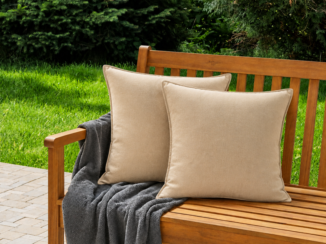 Chic Antique Aix Kissenbezug Leinen Natur 50x50 auf Holzbank im Garten mit natürlicher skandinavischer Outdoor Atmosphäre