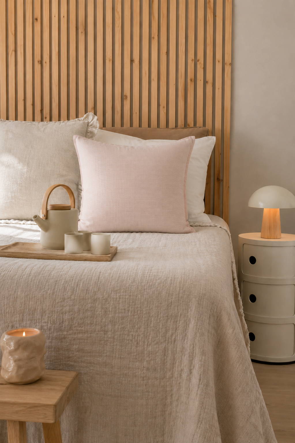 Chic Antique Aix Kissenbezug Rosa mit maritimem Streifenmuster in hellem skandinavischem Schlafzimmer