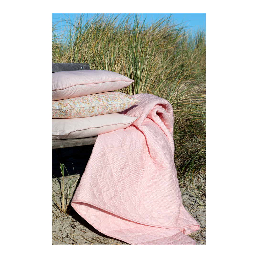 Chic Antique Aix Kissen rosa gestreift mit Quilt auf Holzbank skandinavischer Landhausstil