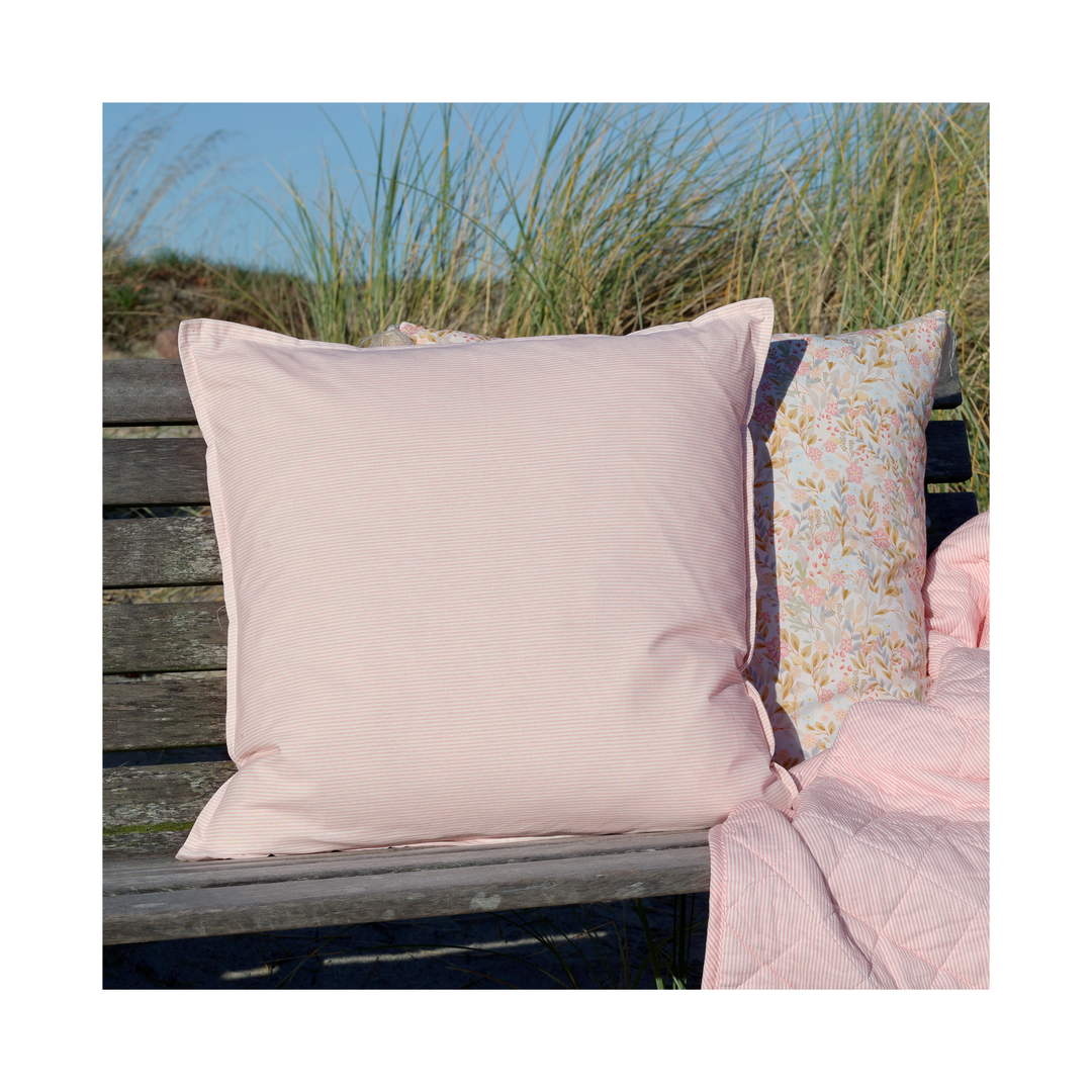 Chic Antique Aix Kissenbezug rosa weiß gestreift auf Holzbank mit Quilt kombiniert Landhausstil