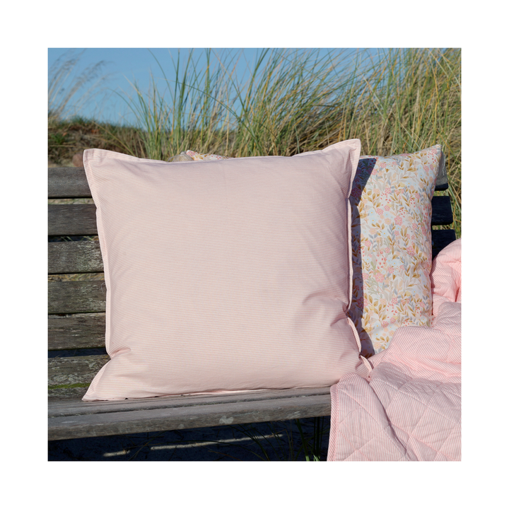Chic Antique Aix Kissenbezug rosa weiß gestreift auf Holzbank mit Quilt kombiniert Landhausstil
