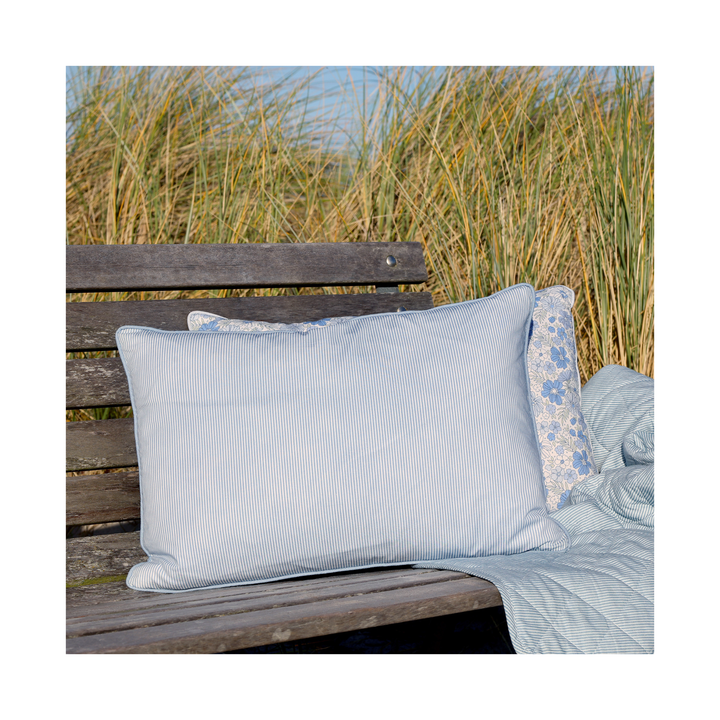 Chic Antique Aix Kissenbezug sky blue gestreift auf Holzbank im Garten skandinavischer Stil