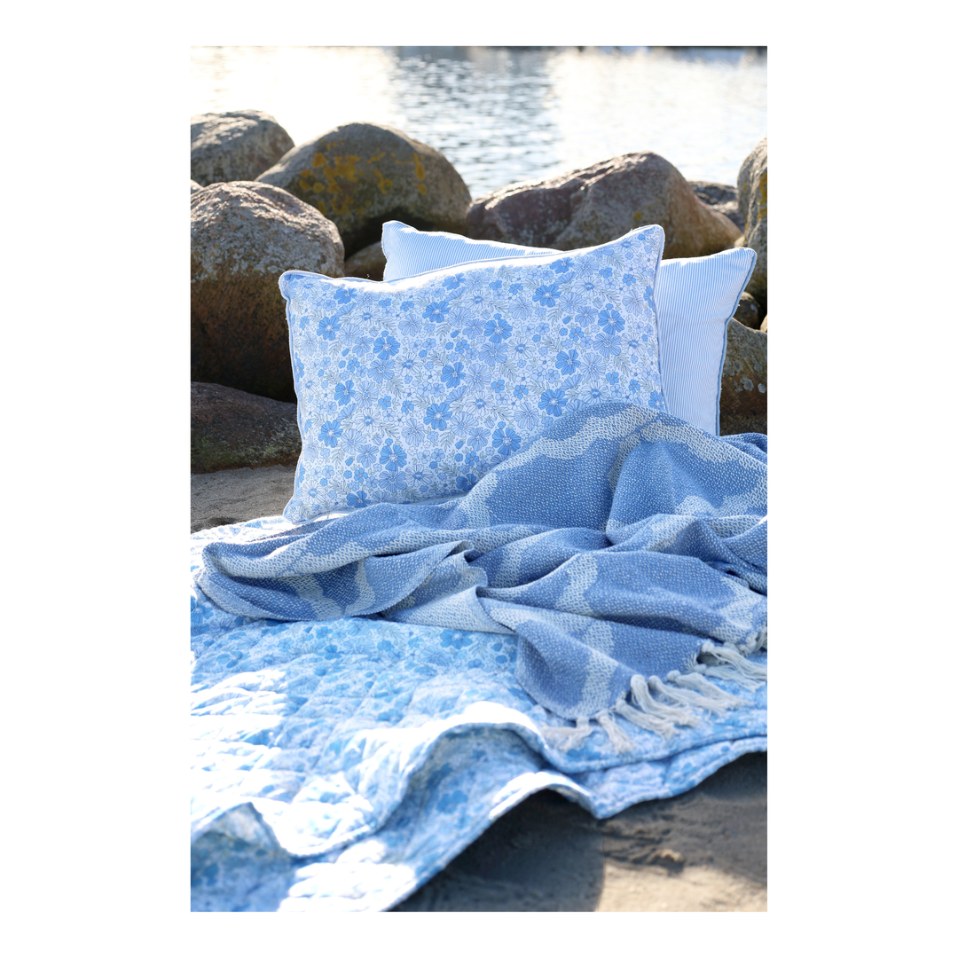 Chic Antique Aix Kissenbezug sky blue mit Decke am Strand skandinavischer Hygge Stil