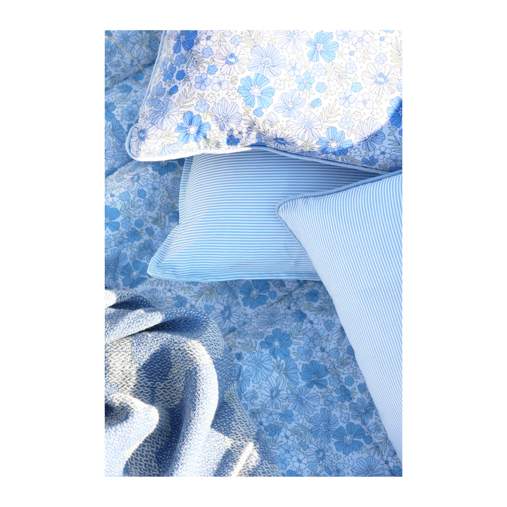 Chic Antique Aix Kissenbezug sky blue gestreift kombiniert mit floraler Bettwäsche Detailaufnahme