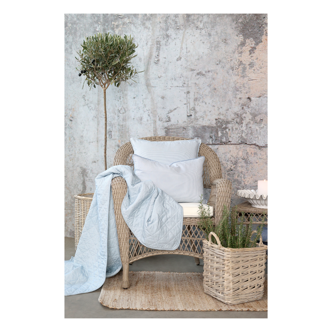 Chic Antique Aix Kissenbezug sky blue weiß gestreift auf Rattansessel skandinavischer Wohnstil