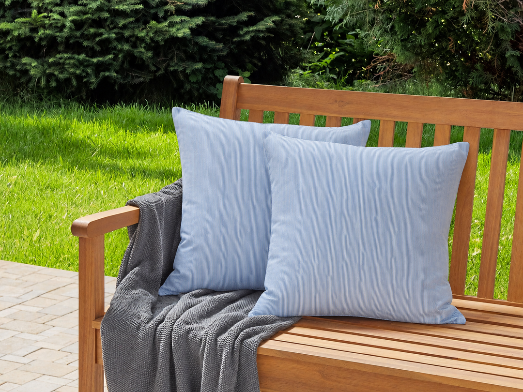 Chic Antique Aix Kissenbezug Sky Blue mit maritimen Streifen auf Holzbank im sommerlichen Garten