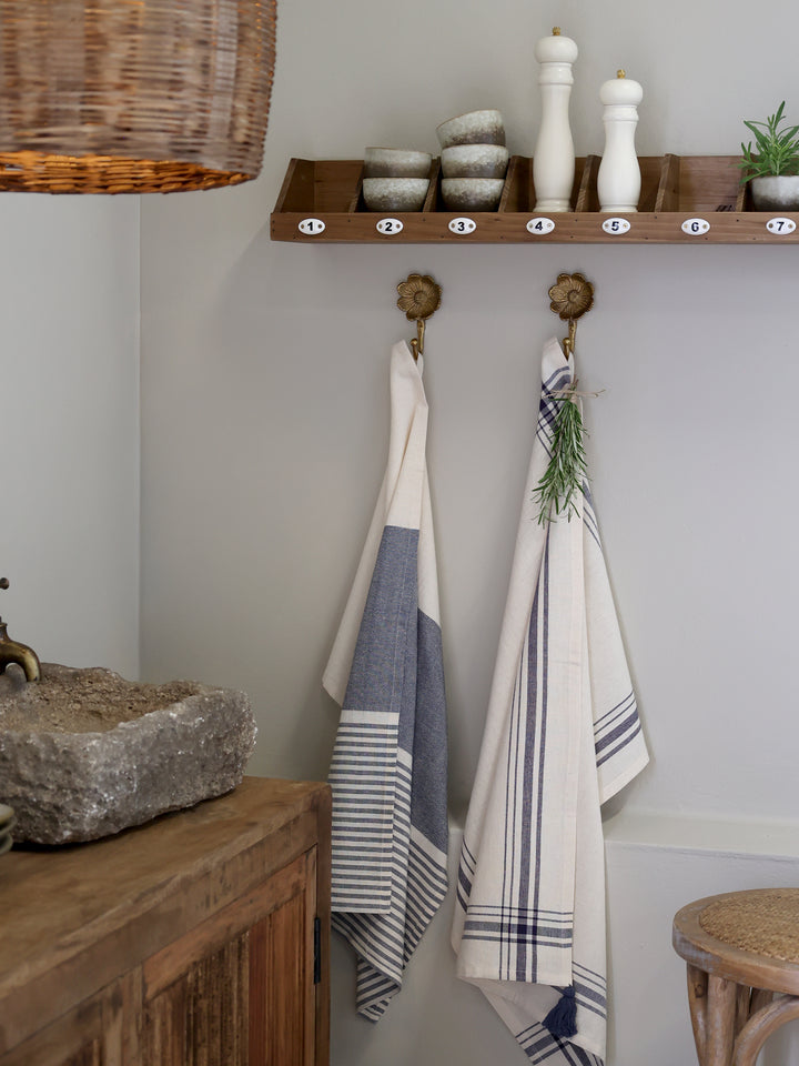 Chic Antique Aix Küchentuch mit Streifen in Ocean und Creme an Wandhaken in Landhausküche