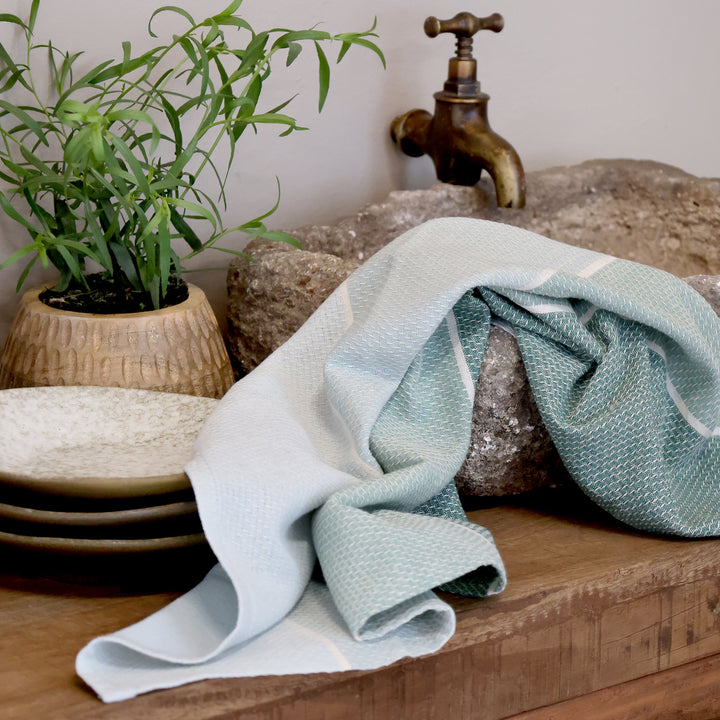 Chic Antique Aix Küchentuch in Verte und Sky Blue dekorativ neben rustikalem Waschbecken im Vintage Stil