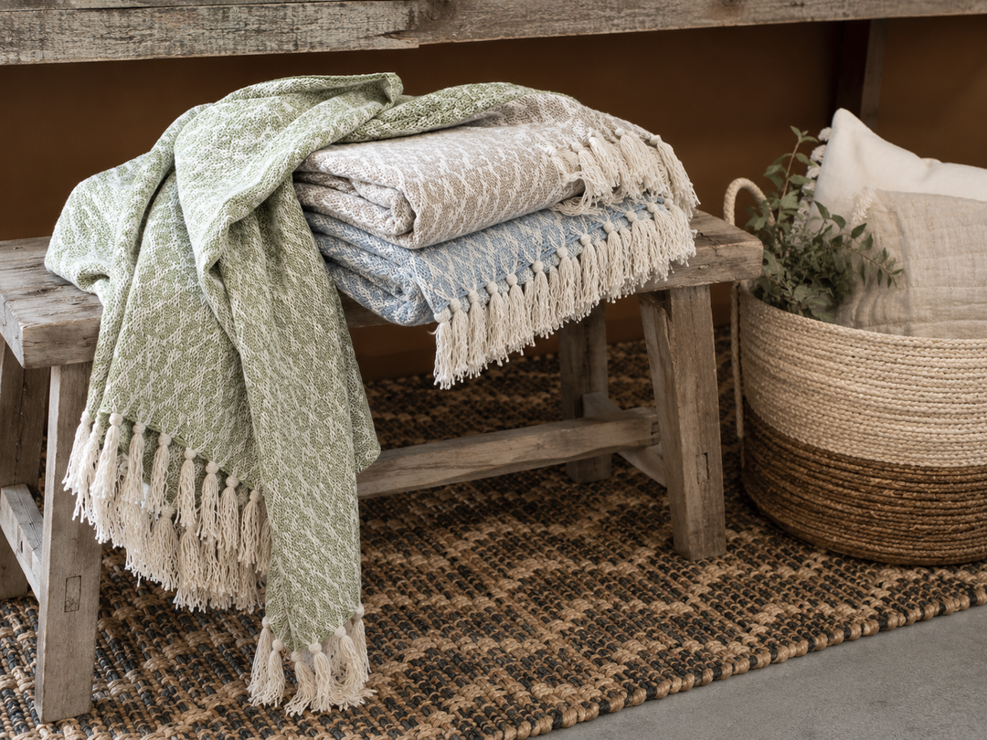 Chic Antique Aix Plaid Garnüberschuss Grün auf rustikaler Holzbank mit natürlichen Stoffstrukturen und Fransen im Landhausstil