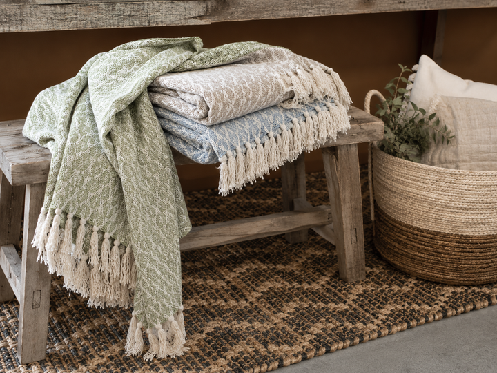 Chic Antique Aix Plaid Garnüberschuss Grün auf rustikaler Holzbank mit natürlichen Stoffstrukturen und Fransen im Landhausstil