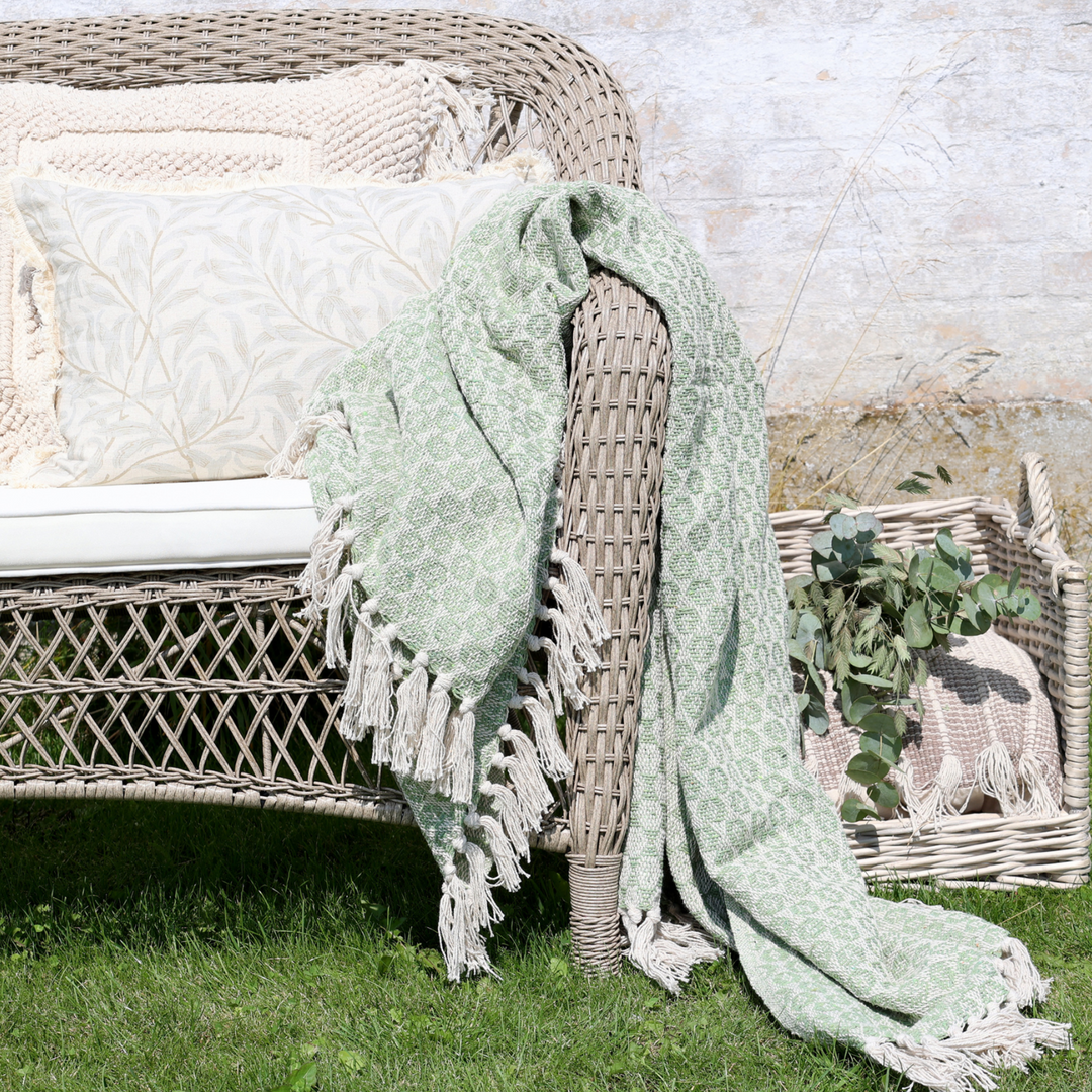Chic Antique Aix Plaid grün locker über Gartenbank drapiert mit Kissen im skandinavischen Landhausstil