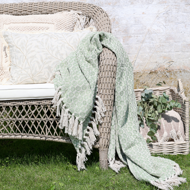 Chic Antique Aix Plaid grün locker über Gartenbank drapiert mit Kissen im skandinavischen Landhausstil