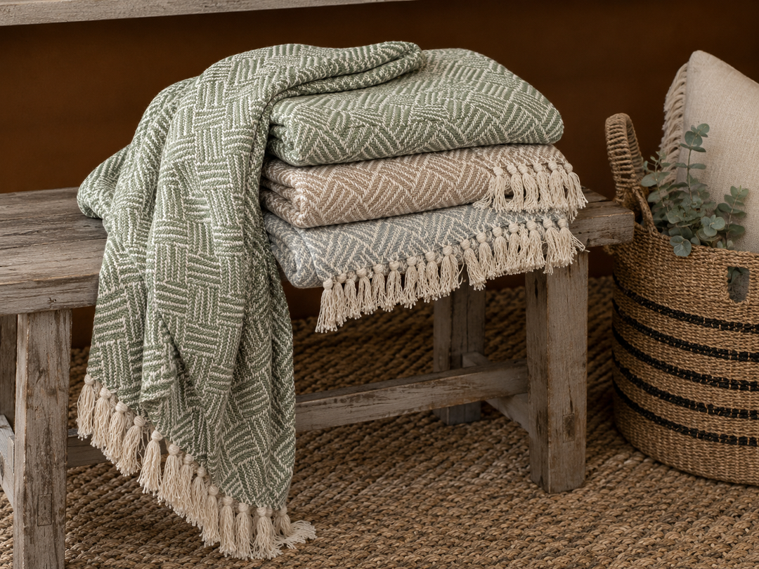 Chic Antique Aix Plaid Grün Creme auf rustikaler Holzbank mit natürlichen Stoffstrukturen und Fransen im Shabby Chic Stil