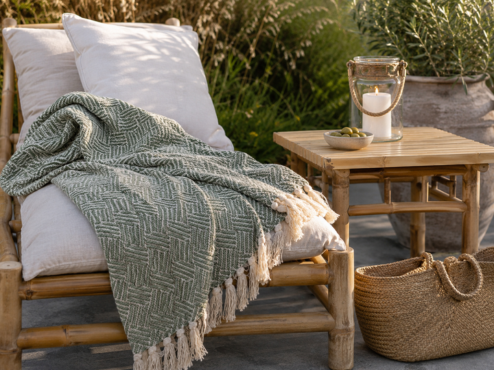 Chic Antique Aix Plaid Grün Creme auf Bambus Lounge Möbel im skandinavischen Outdoor Landhausstil