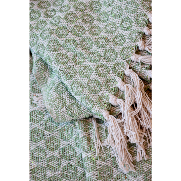 Chic Antique Aix Plaid grün Detailaufnahme mit gewebter Struktur und Fransen aus Baumwolle im skandinavischen Stil