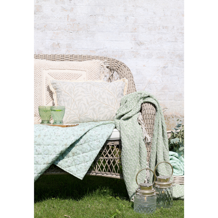 Chic Antique Aix Plaid grün dekoriert auf Gartenbank im Outdoor Bereich mit Kissen und Laternen im Landhausstil
