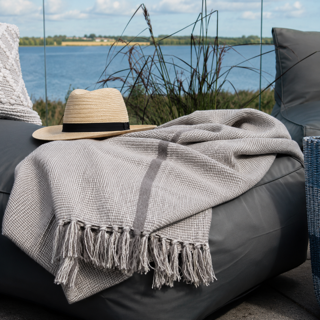 Chic Antique Aix Plaid Mokka auf gemütlicher Terrasse am See im skandinavischen Landhausstil