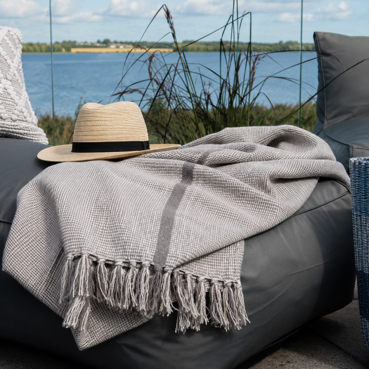 Chic Antique Aix Plaid Mokka auf gemütlicher Terrasse am See im skandinavischen Landhausstil