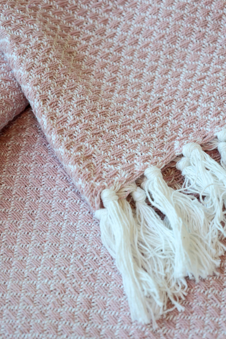Detailaufnahme des Chic Antique Aix Plaids Rosa mit gewebter Struktur und weißen Fransen