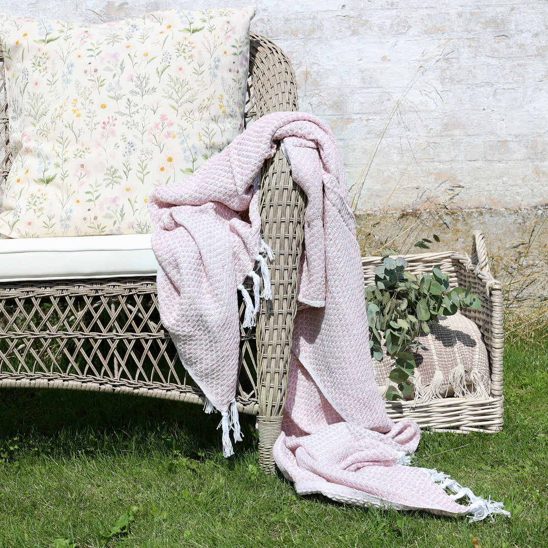 Rosa Chic Antique Aix Plaid im romantischen Landhausstil auf Gartenstuhl dekoriert