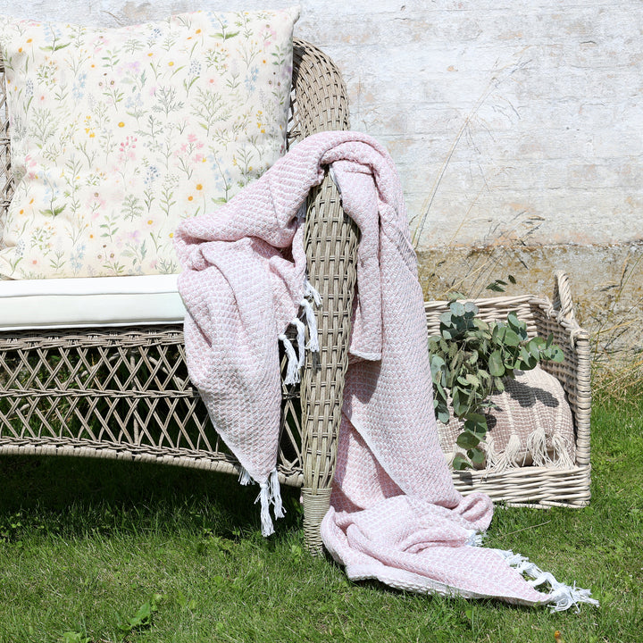 Rosa Chic Antique Aix Plaid im romantischen Landhausstil auf Gartenstuhl dekoriert