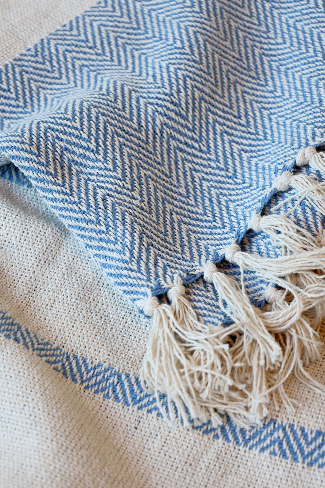 Detailaufnahme des Chic Antique Aix Plaids Sky Blue mit gewebtem Muster und weißen Fransen