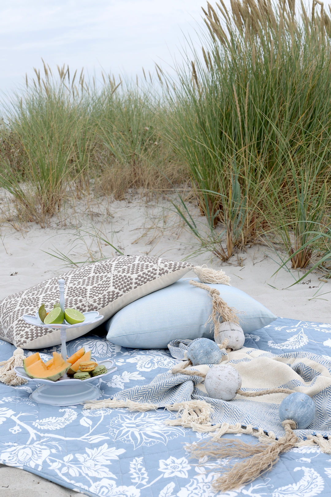 Chic Antique Aix Plaid Sky Blue bei maritimer Stranddekoration im skandinavischen Stil