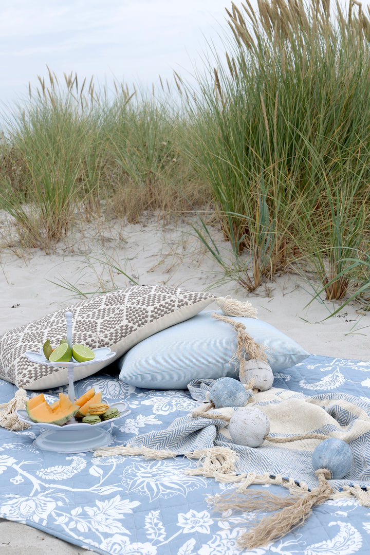 Chic Antique Aix Plaid Sky Blue bei maritimer Stranddekoration im skandinavischen Stil