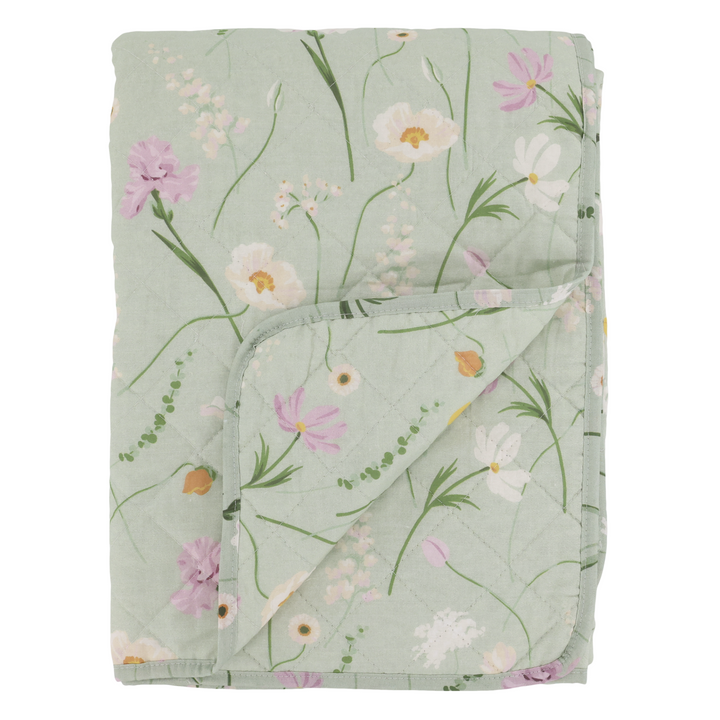 Chic Antique Aix Vintage Quilt mit Blumenmuster in Grün als Freisteller