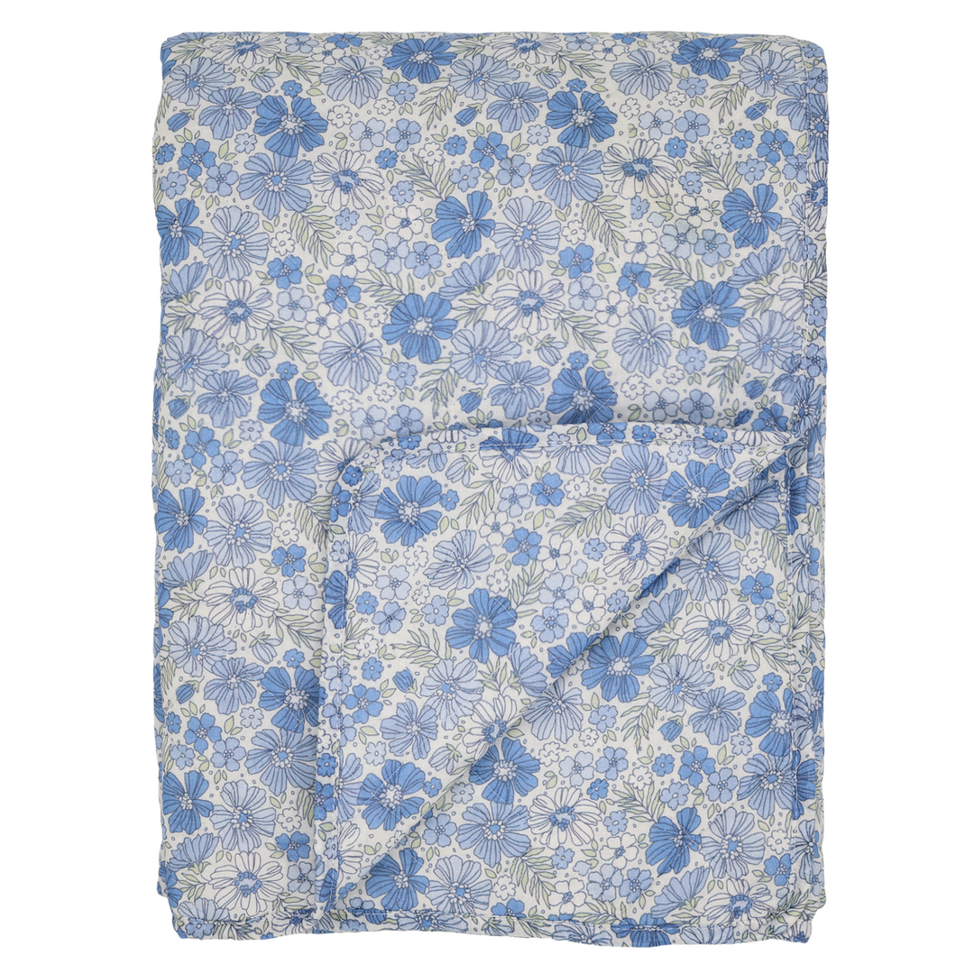 Chic Antique Aix Vintage Quilt mit floralem Blumenmuster in Sky Blue als Freisteller