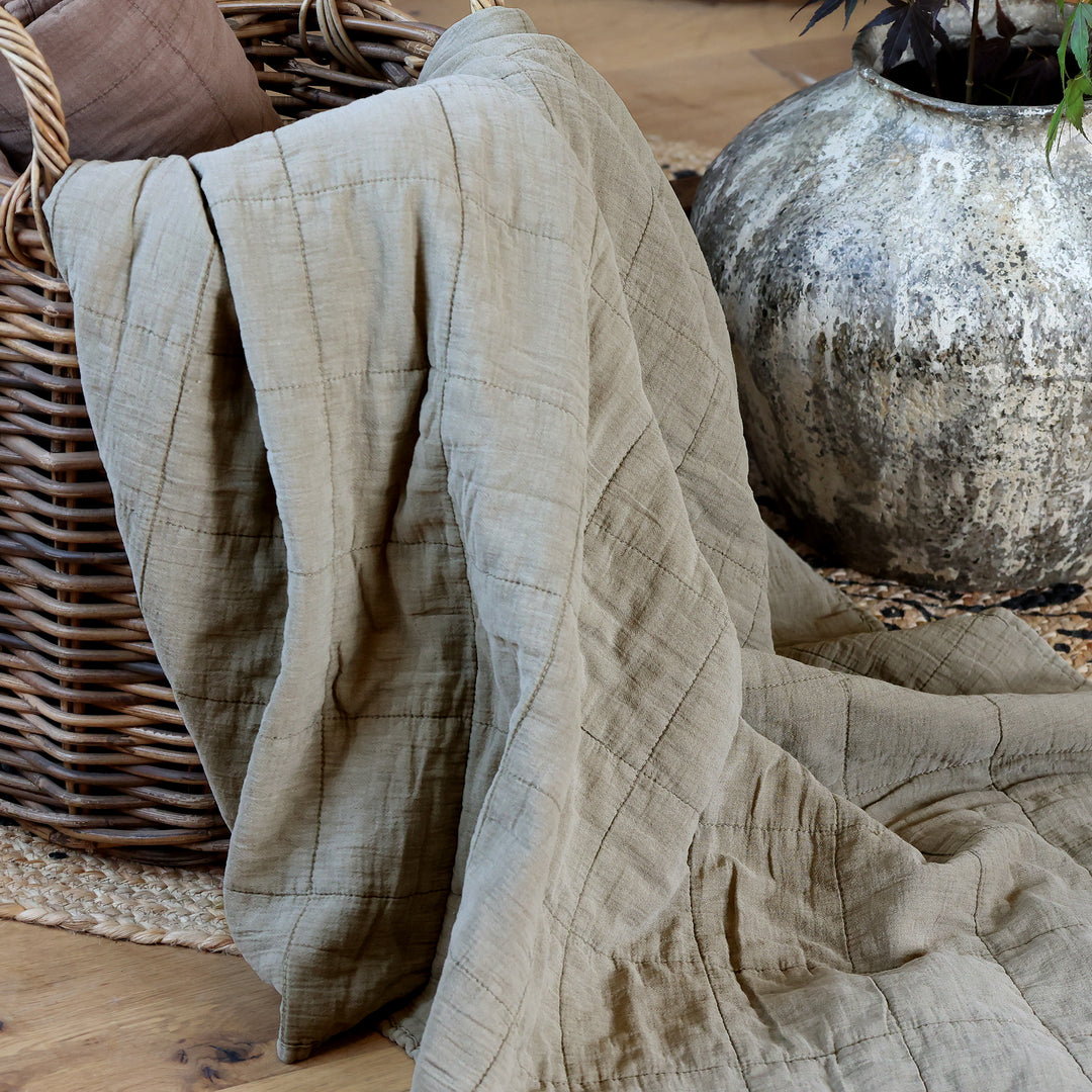 Chic Antique Aix Quilt Eukalyptus mit natürlicher Struktur und weicher Baumwolle als dekorativer Überwurf im Landhausstil