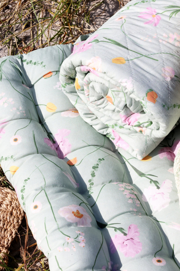 Detailaufnahme des Chic Antique Aix Vintage Quilts mit floralem Muster in sanftem Grün