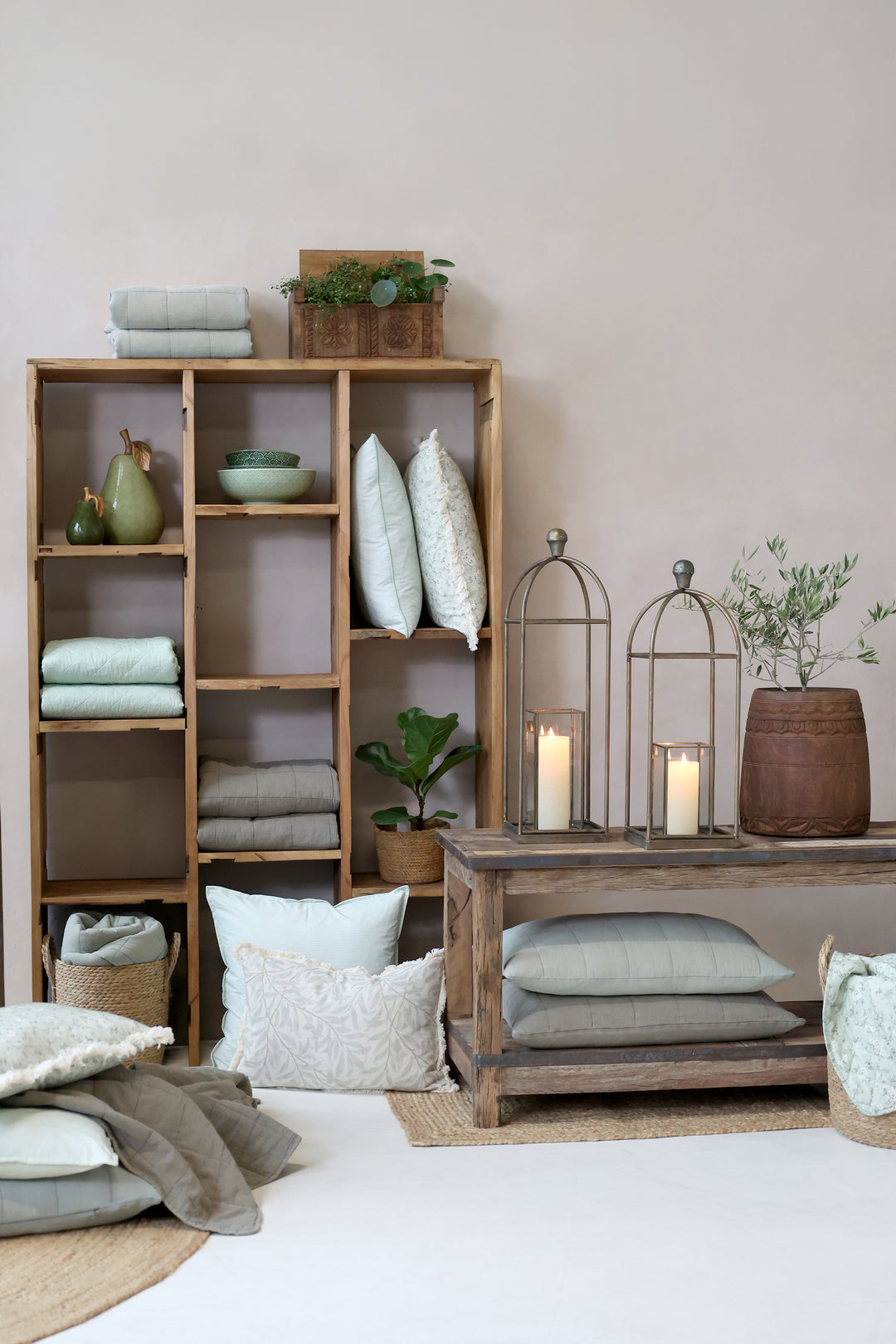Lattefarbener Chic Antique Aix Quilt im skandinavischen Wohnzimmer mit Naturmaterialien