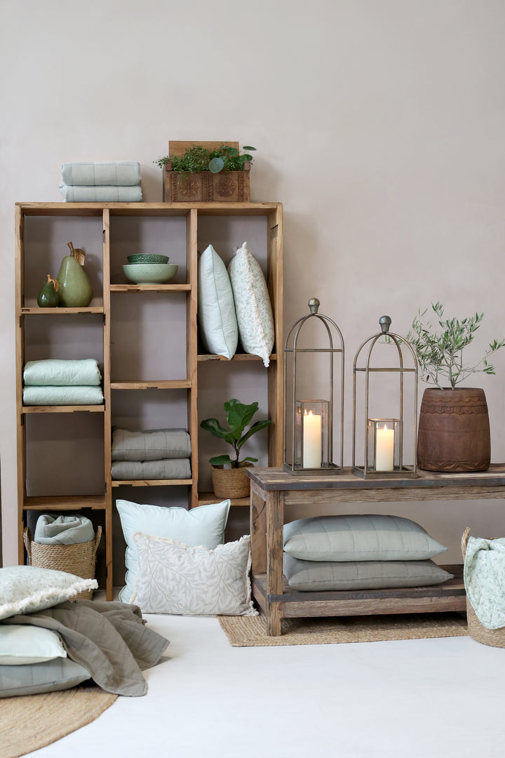 Lattefarbener Chic Antique Aix Quilt im skandinavischen Wohnzimmer mit Naturmaterialien