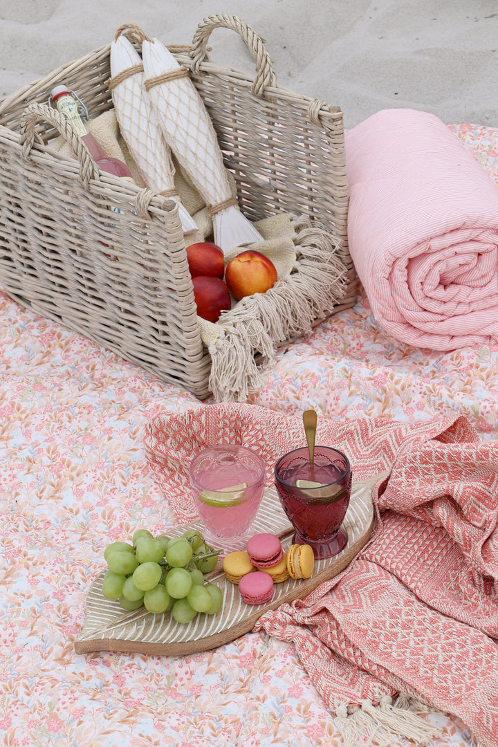 Romantischer Chic Antique Quilt mit Blumenmuster bei einem sommerlichen Strandpicknick im Landhausstil