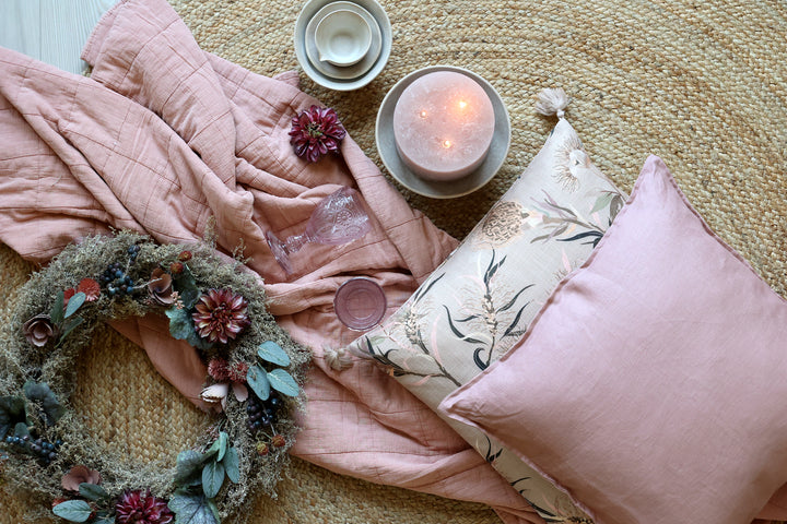 Chic Antique Aix Quilt Rosa mit Kissen und Kerze dekoriert im skandinavischen Boho Stil