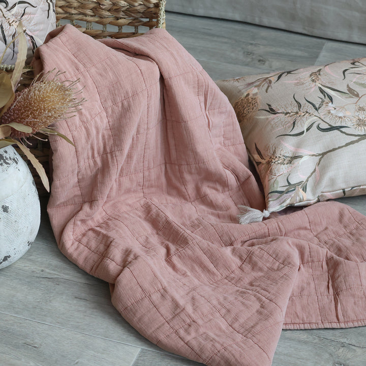 Chic Antique Aix Quilt Rosa als weiche Tagesdecke im skandinavischen Wohnstil