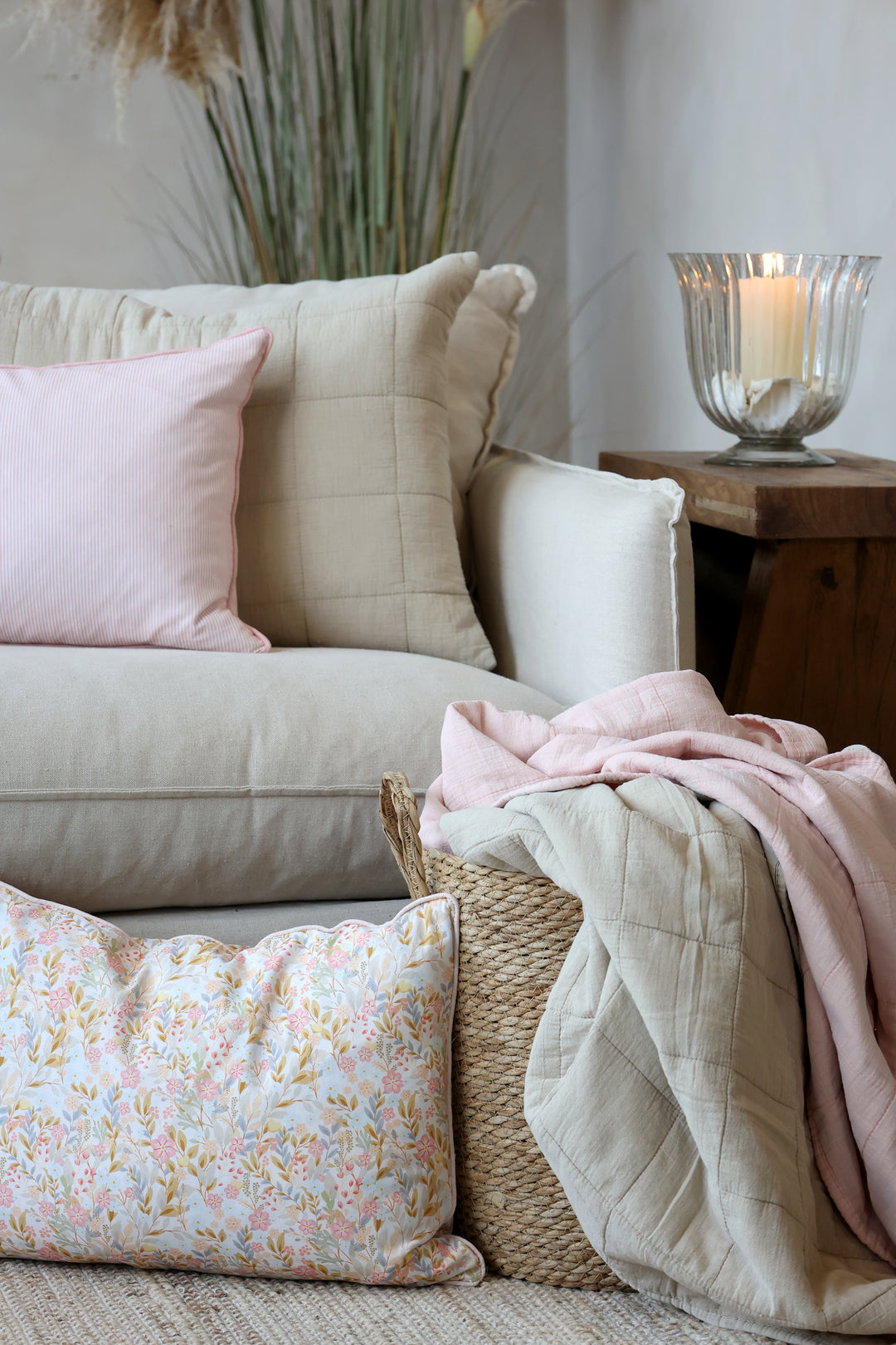 Chic Antique Aix Quilt Rosa auf hellem Sofa im skandinavischen Landhausstil dekoriert