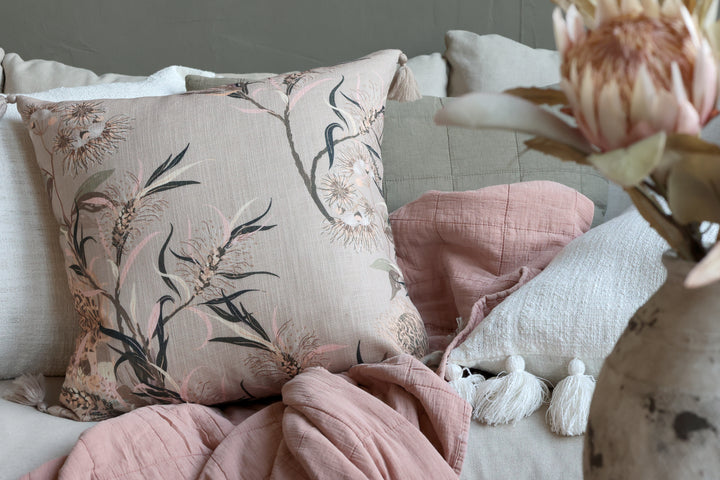 Chic Antique Aix Quilt Rosa kombiniert mit Dekokissen auf hellem Sofa im Landhausstil