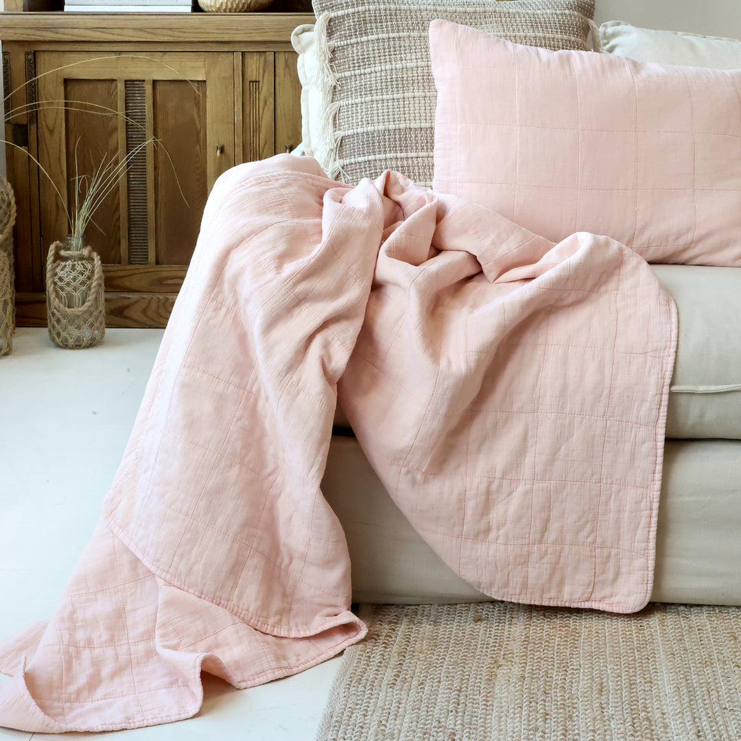 Chic Antique Aix Quilt Rosa als weiche Tagesdecke im romantischen Landhausstil