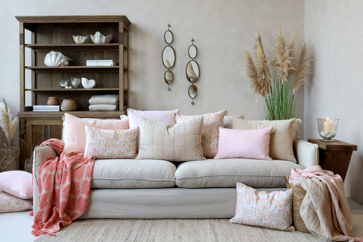 Chic Antique Aix Quilt Rosa kombiniert mit floralen Kissen im hyggeligen Wohnzimmer