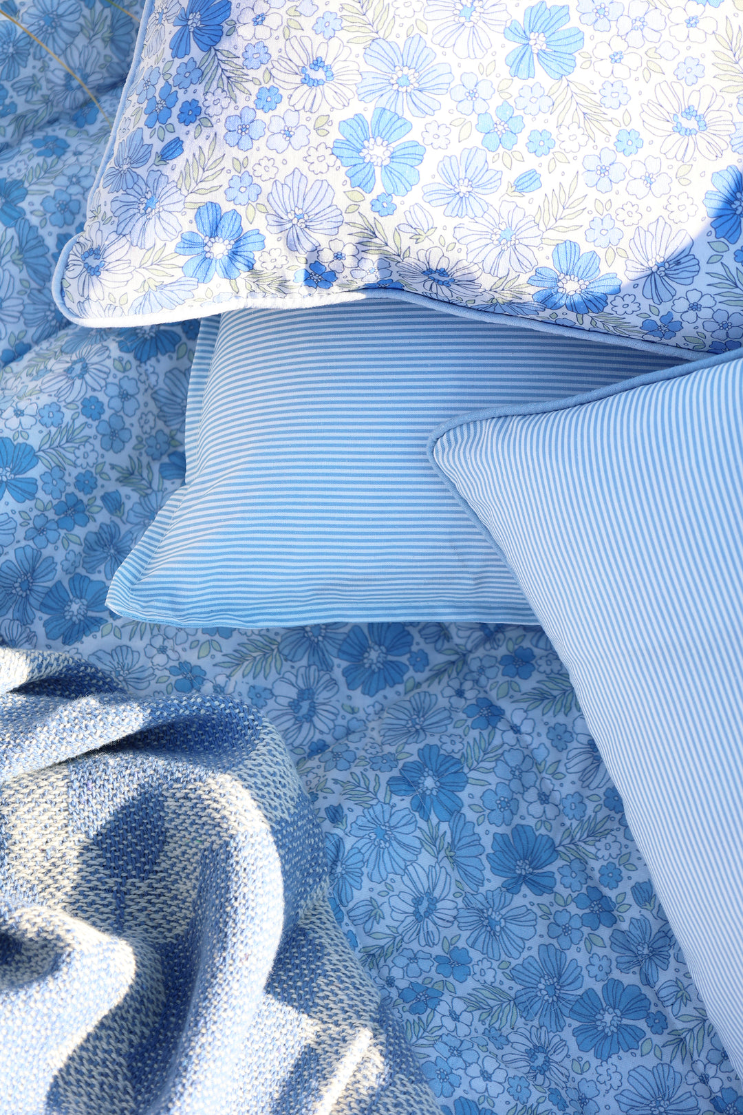 Skandinavischer Baumwollquilt von Chic Antique mit Blumenmuster in Sky Blue am Strand dekoriert